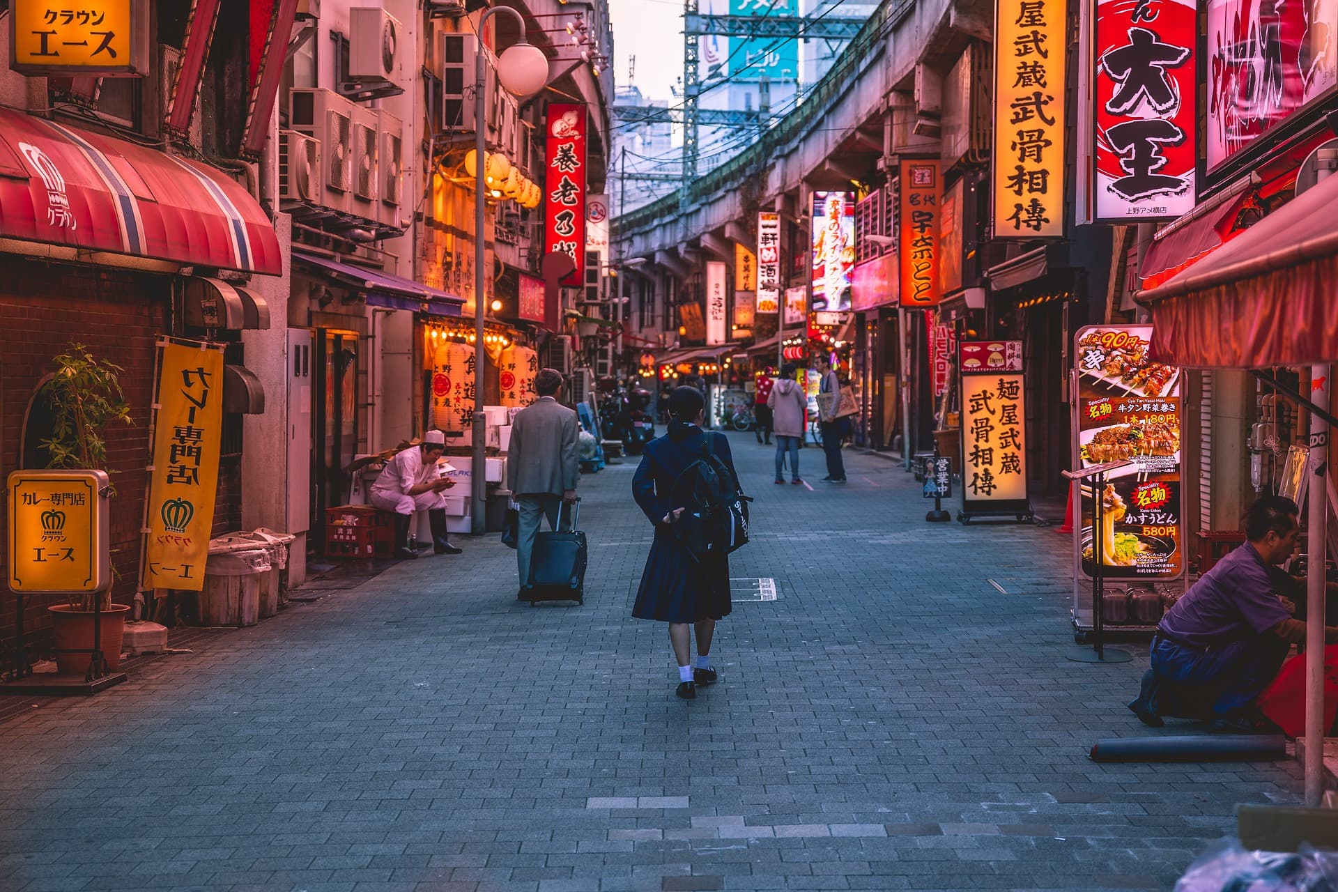 日本の商店街。海外商品を仕入れて店頭やECで扱うときの販路イメージ
