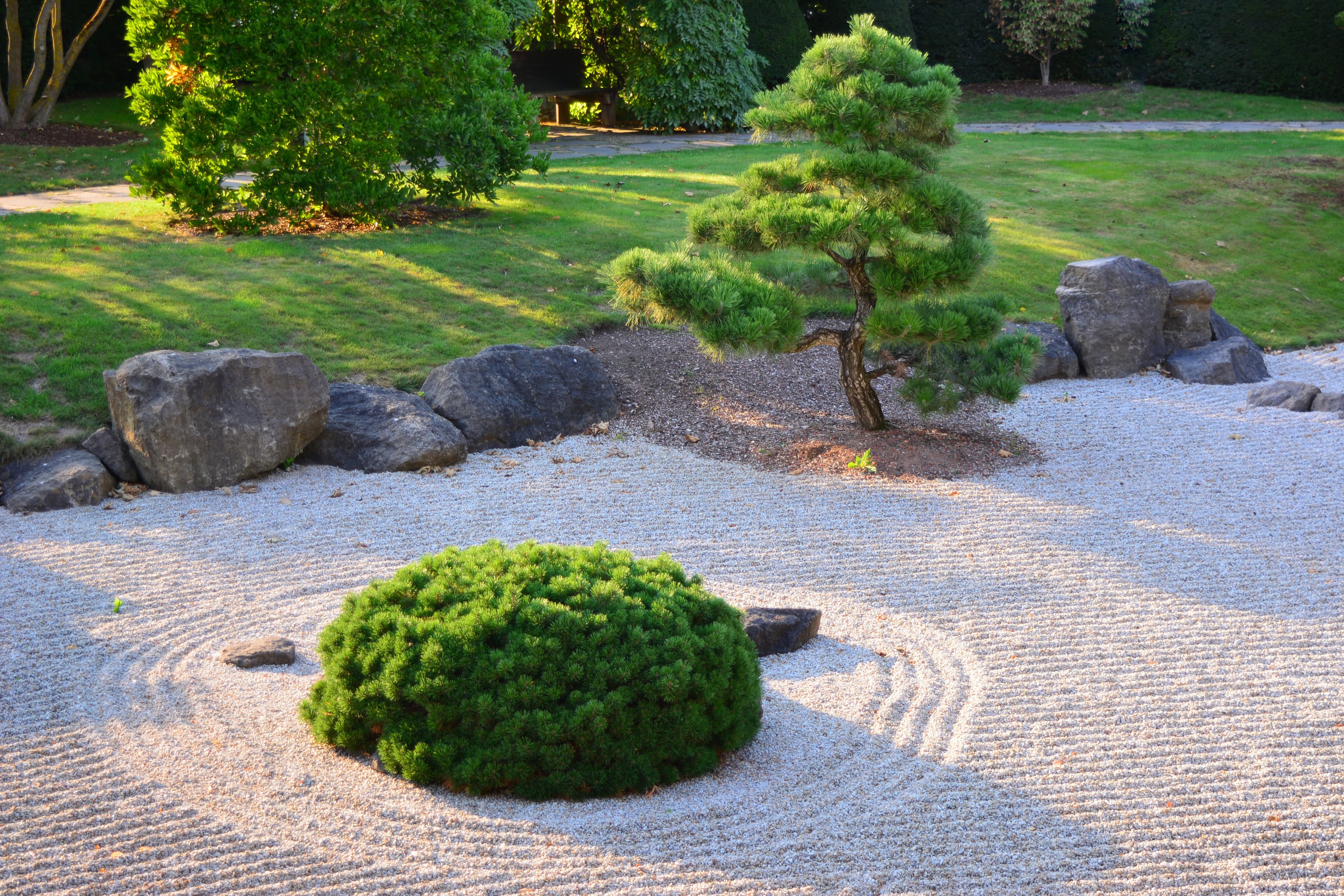 整った日本庭園。仕入れ条件を順序立てて確認するイメージ