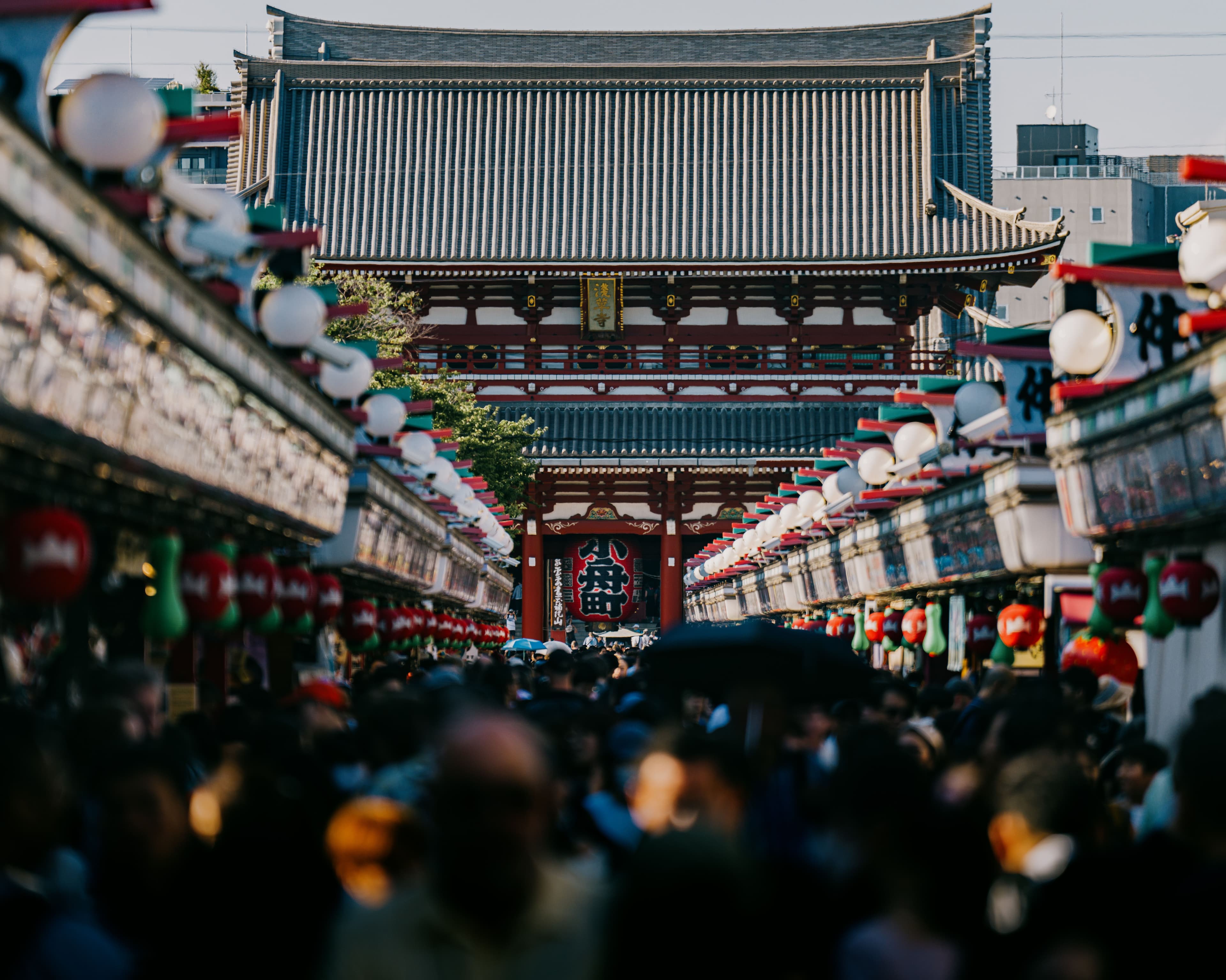 日本の都市の風景。販売パートナーへ条件を伝える問い合わせのイメージ