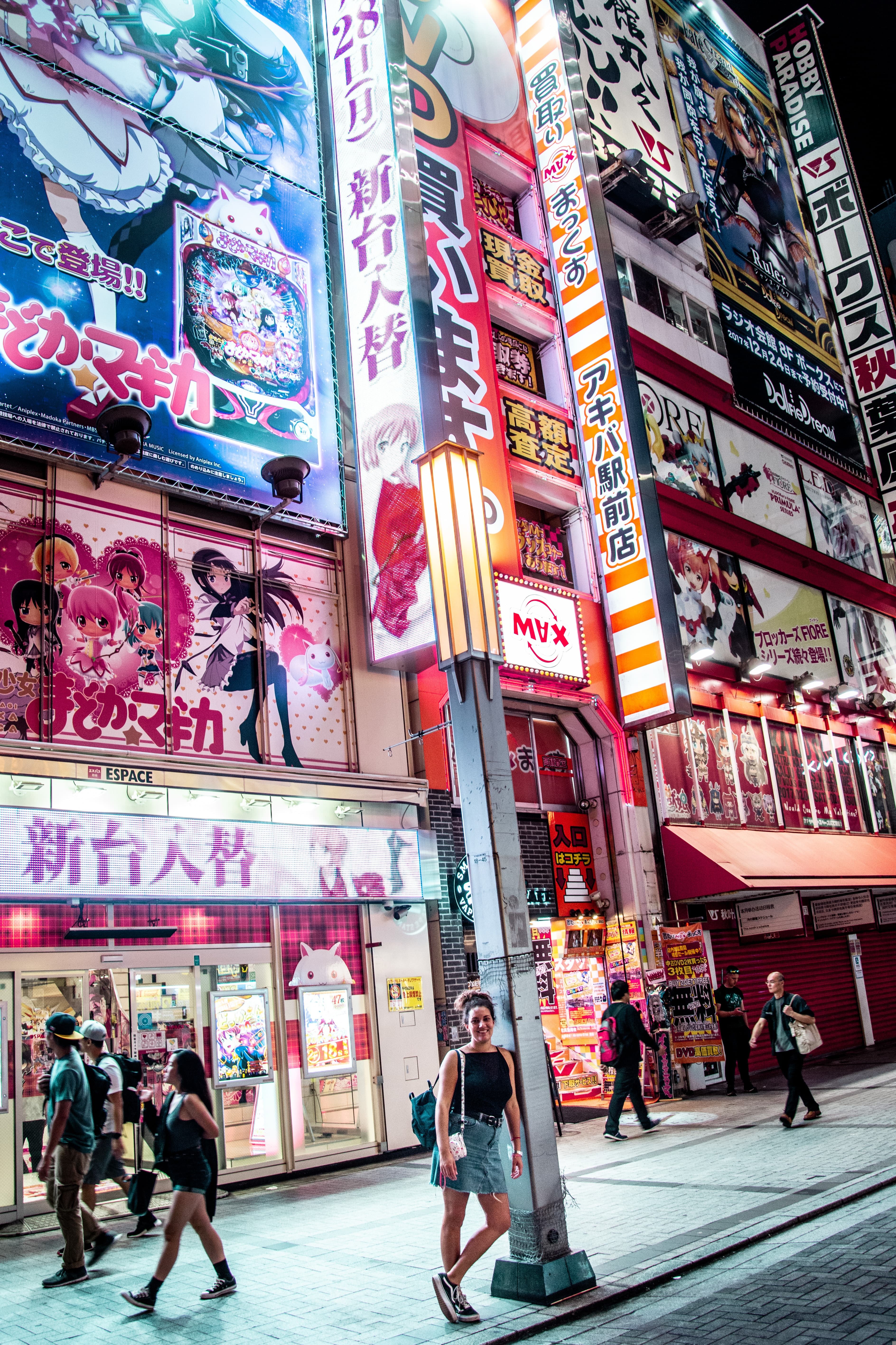 夜の商業地区。日本のECで海外D2Cを扱うイメージ